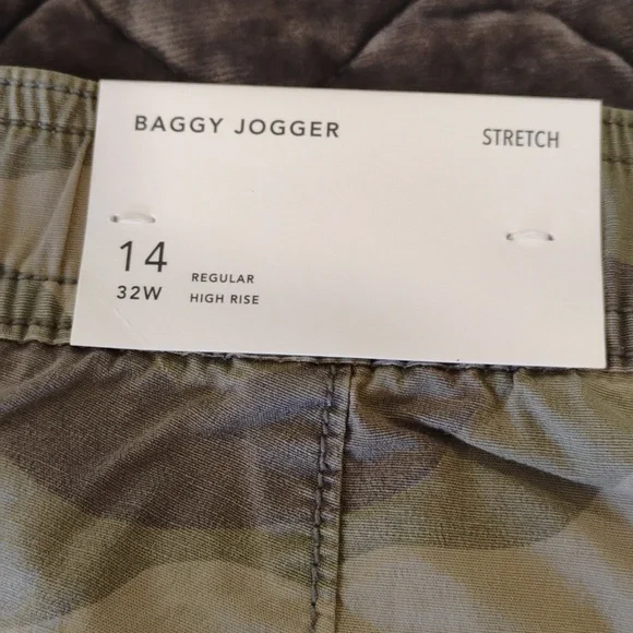 American Eagle Outfitters Camo Baggy Joggers - Picture 2 of 6